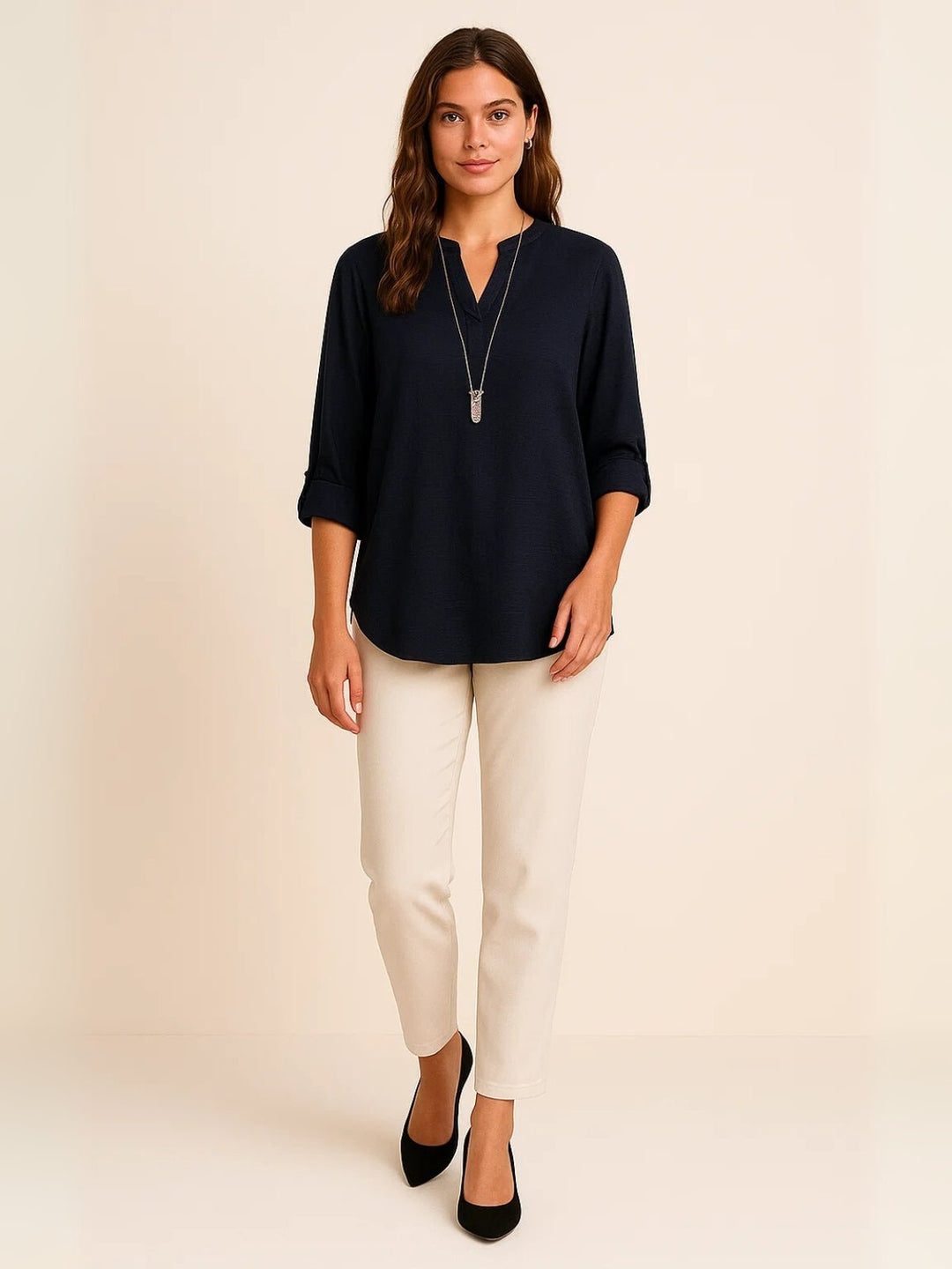 Femme portant Blouse Sélina | Blouse fluide à col fendu