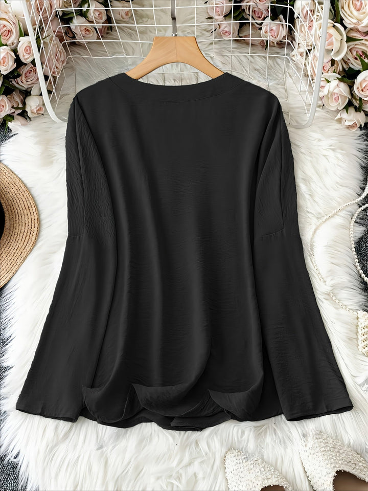 Femme portant Blouse Sélina | Blouse fluide à col fendu
