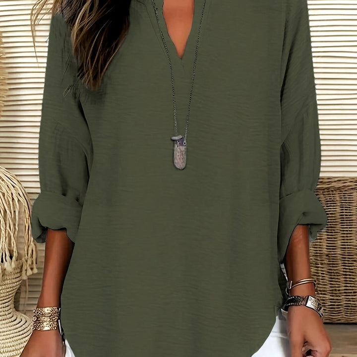 Femme portant Blouse Sélina | Blouse fluide à col fendu