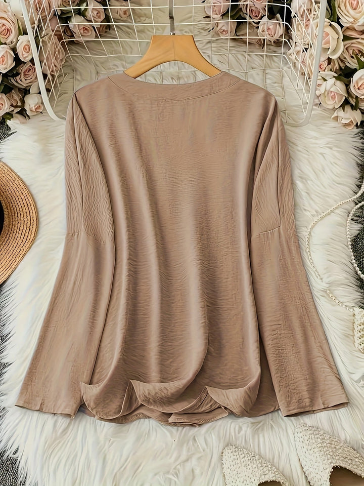 Femme portant Blouse Sélina | Blouse fluide à col fendu