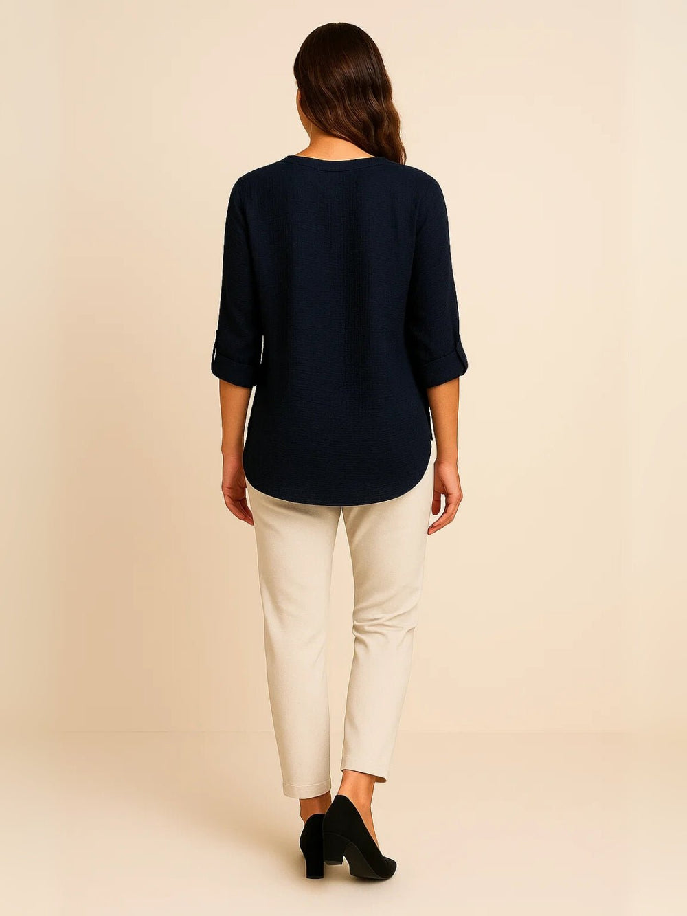Femme portant Blouse Sélina | Blouse fluide à col fendu
