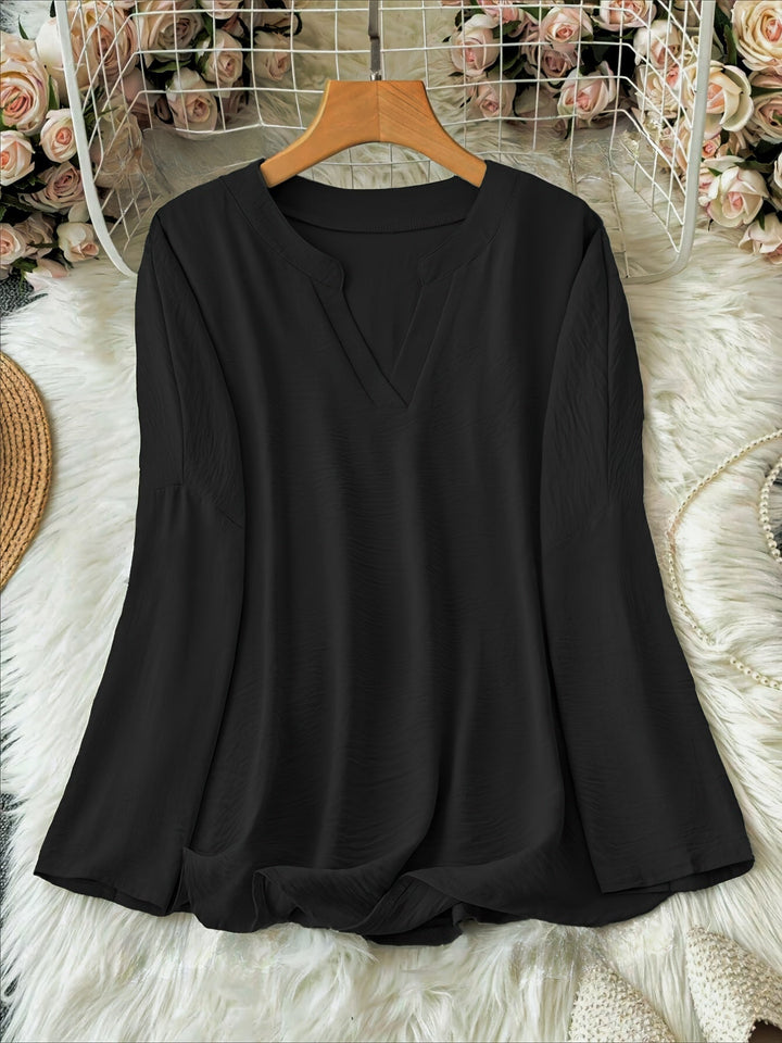 Femme portant Blouse Sélina | Blouse fluide à col fendu