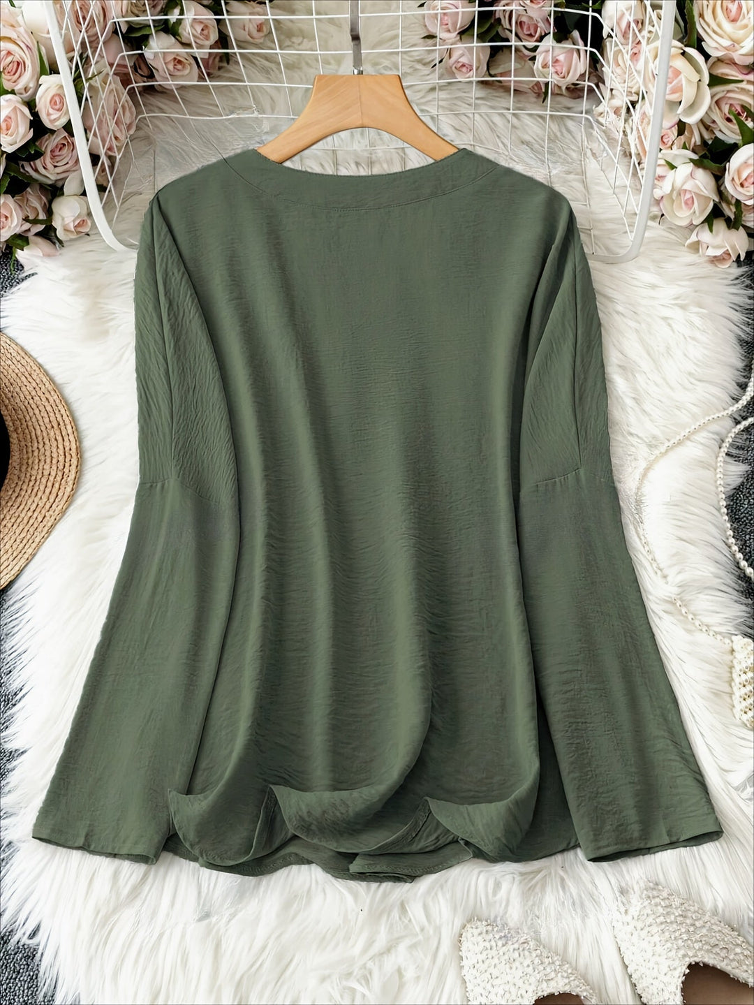 Femme portant Blouse Sélina | Blouse fluide à col fendu
