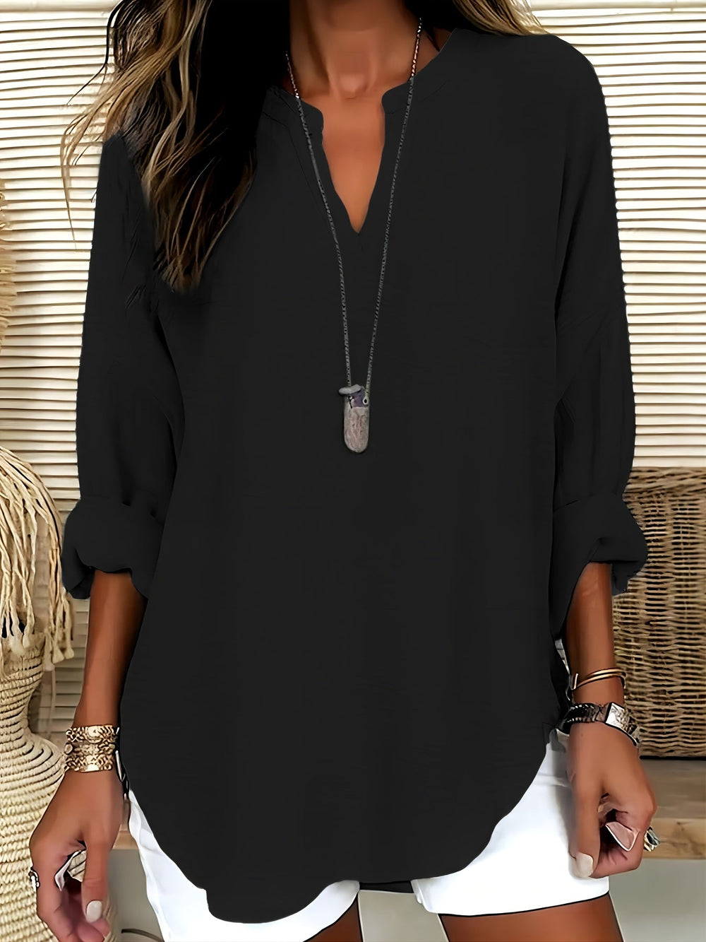 Femme portant Blouse Sélina | Blouse fluide à col fendu