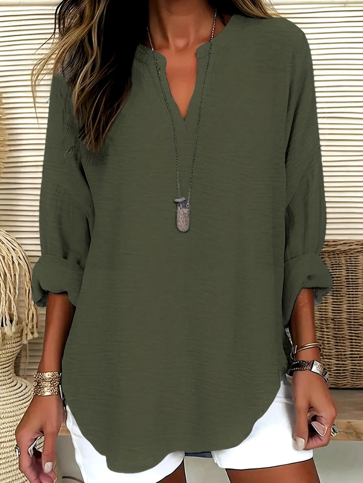 Femme portant Blouse Sélina | Blouse fluide à col fendu