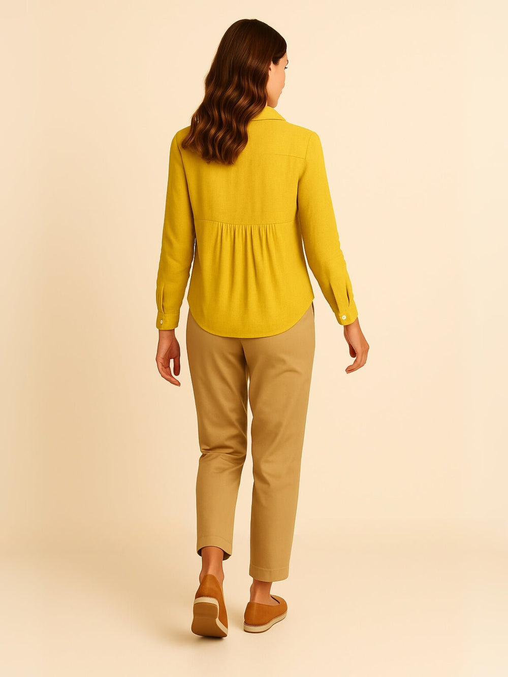 Femme portant Chemisier Séphina | Chemise en lin semi - transparente