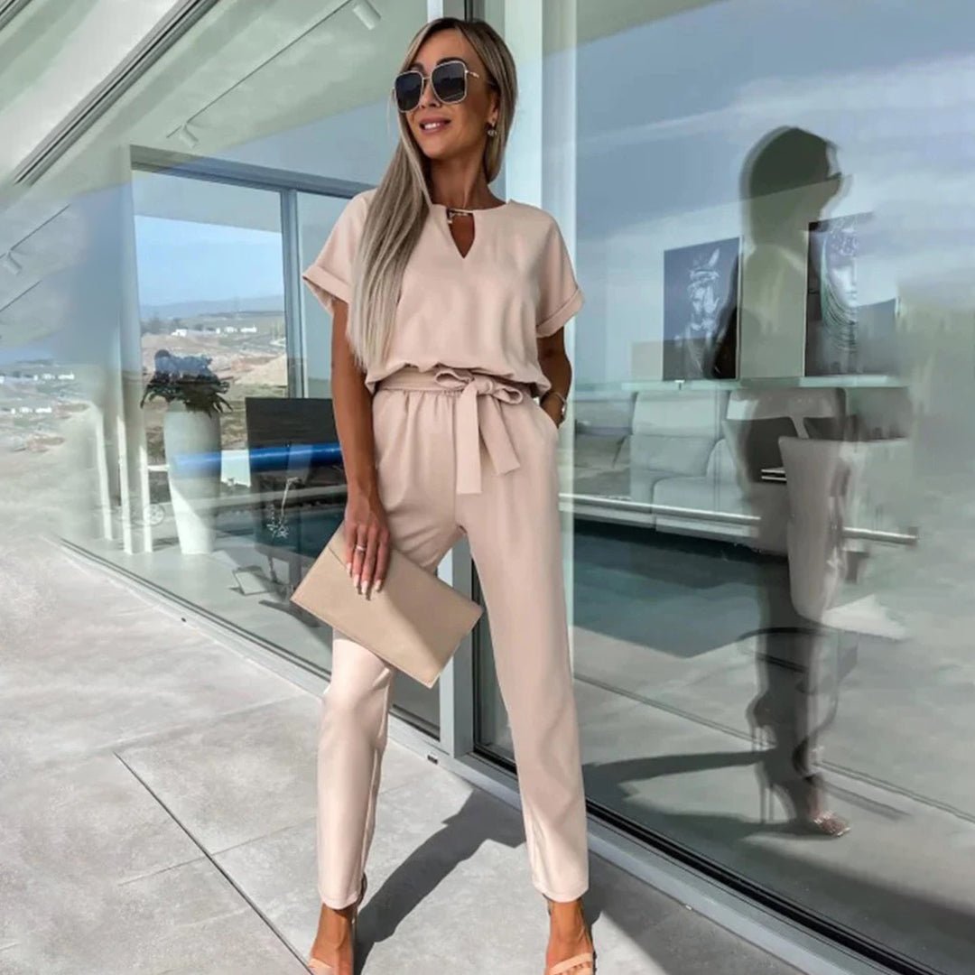 Femme portant Combinaison Soline | Combinaison Élégante Pour Femme | Col en V