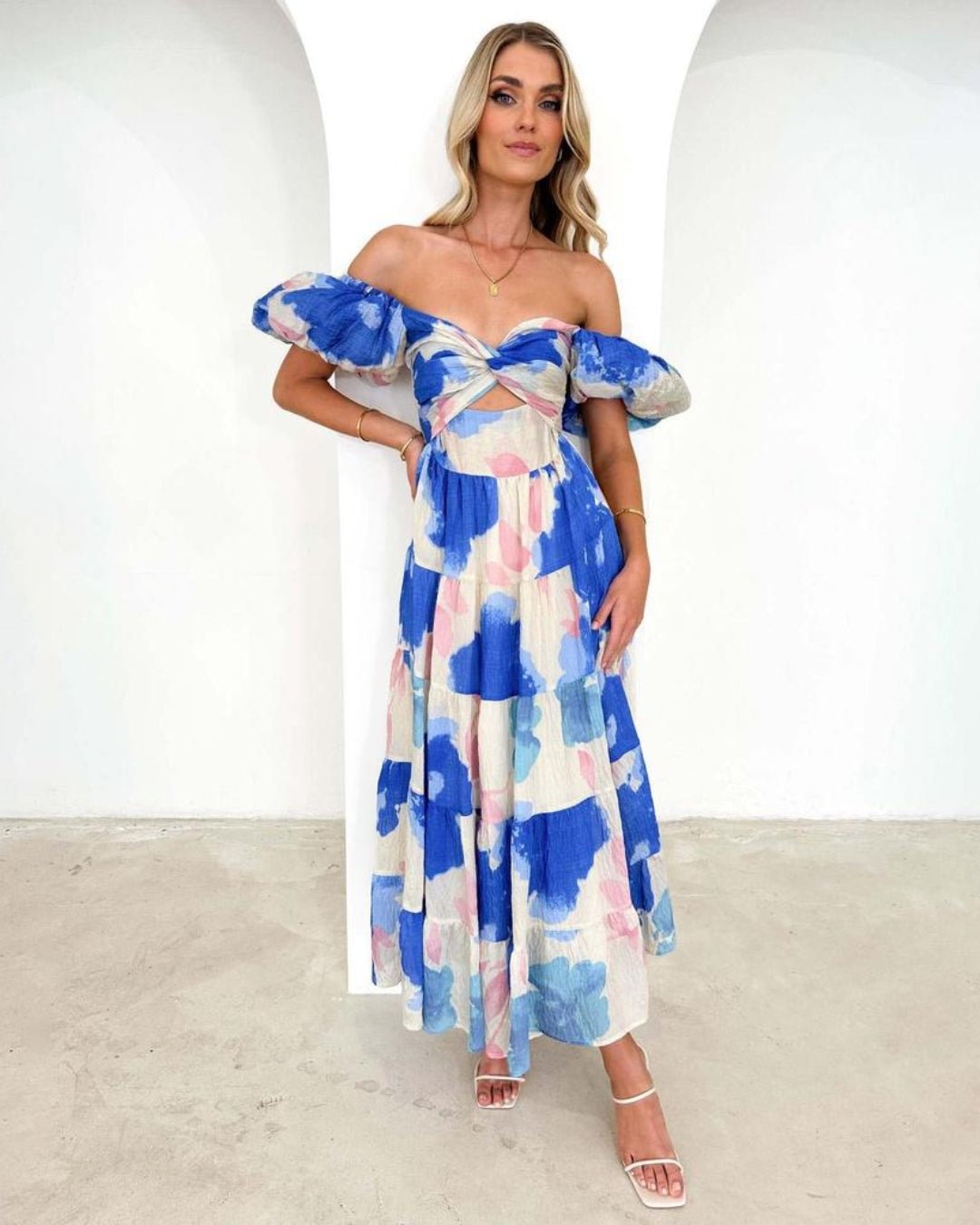 Femme portant Robe été Sylviana | Robe Longue Épaules Dénudées Fleurie
