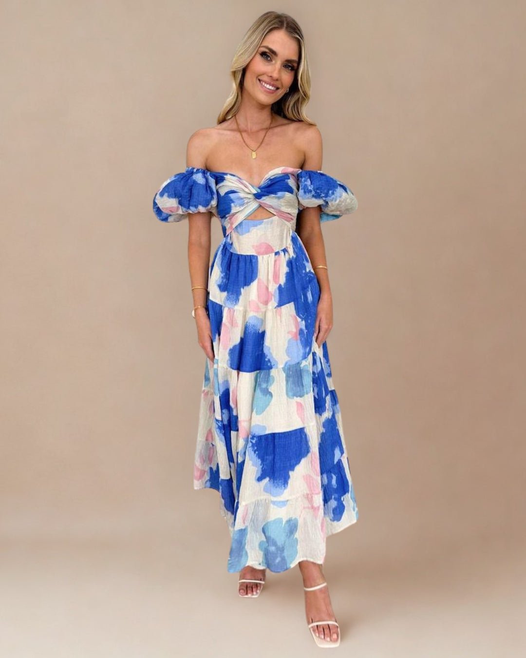 Femme portant Robe été Sylviana | Robe Longue Épaules Dénudées Fleurie