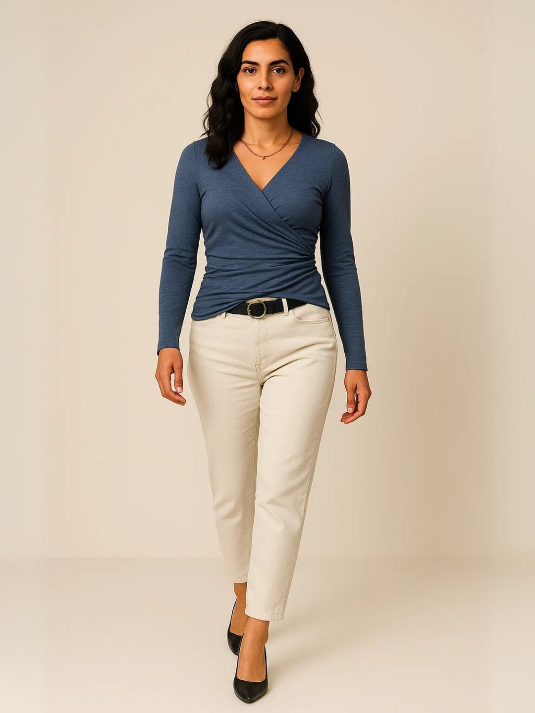 Femme portant Blouse Thésia | Blouse croisée à volants élégante