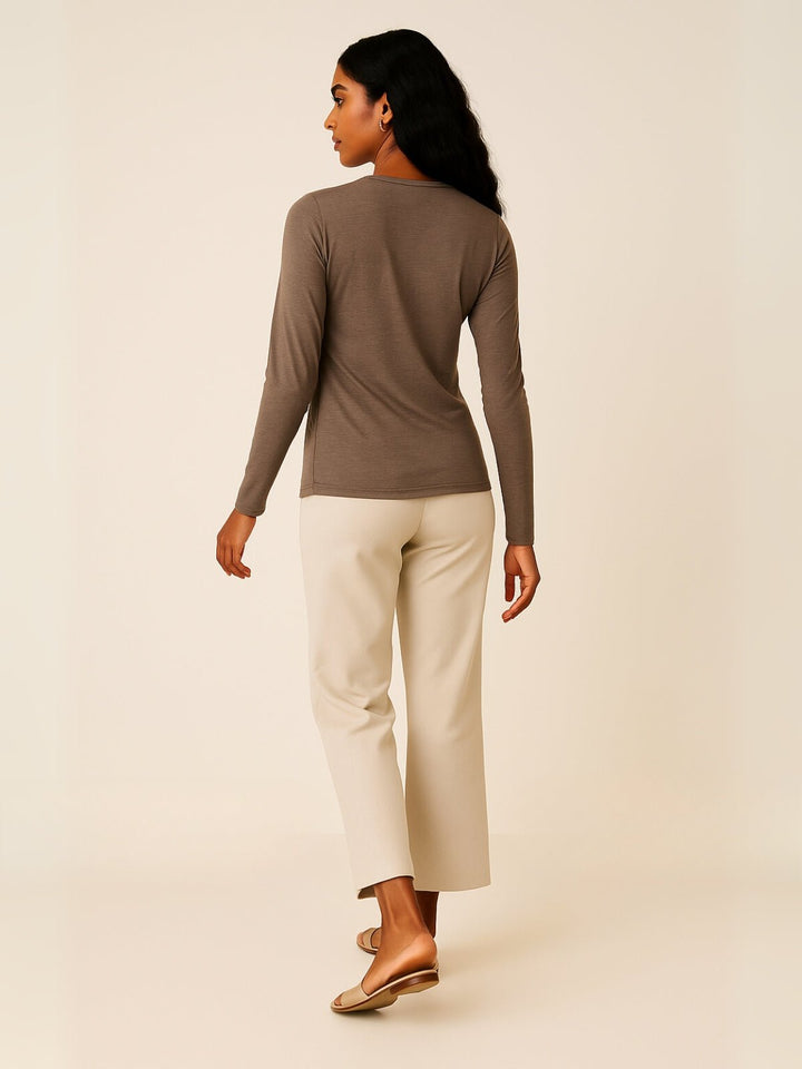 Femme portant Blouse Thésia | Blouse croisée à volants élégante