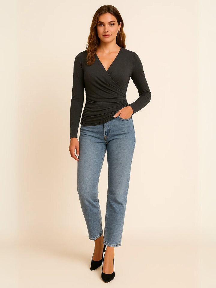 Femme portant Blouse Thésia | Blouse croisée à volants élégante