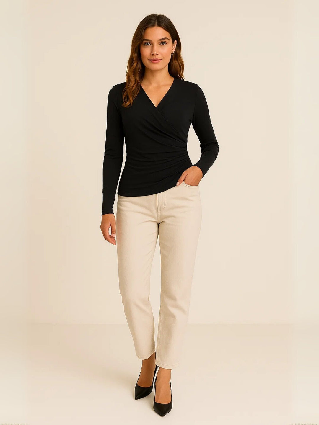 Femme portant Blouse Thésia | Blouse croisée à volants élégante
