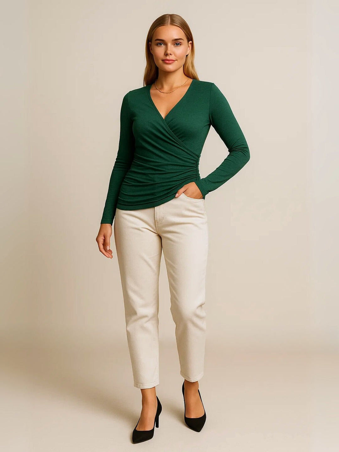 Femme portant Blouse Thésia | Blouse croisée à volants élégante