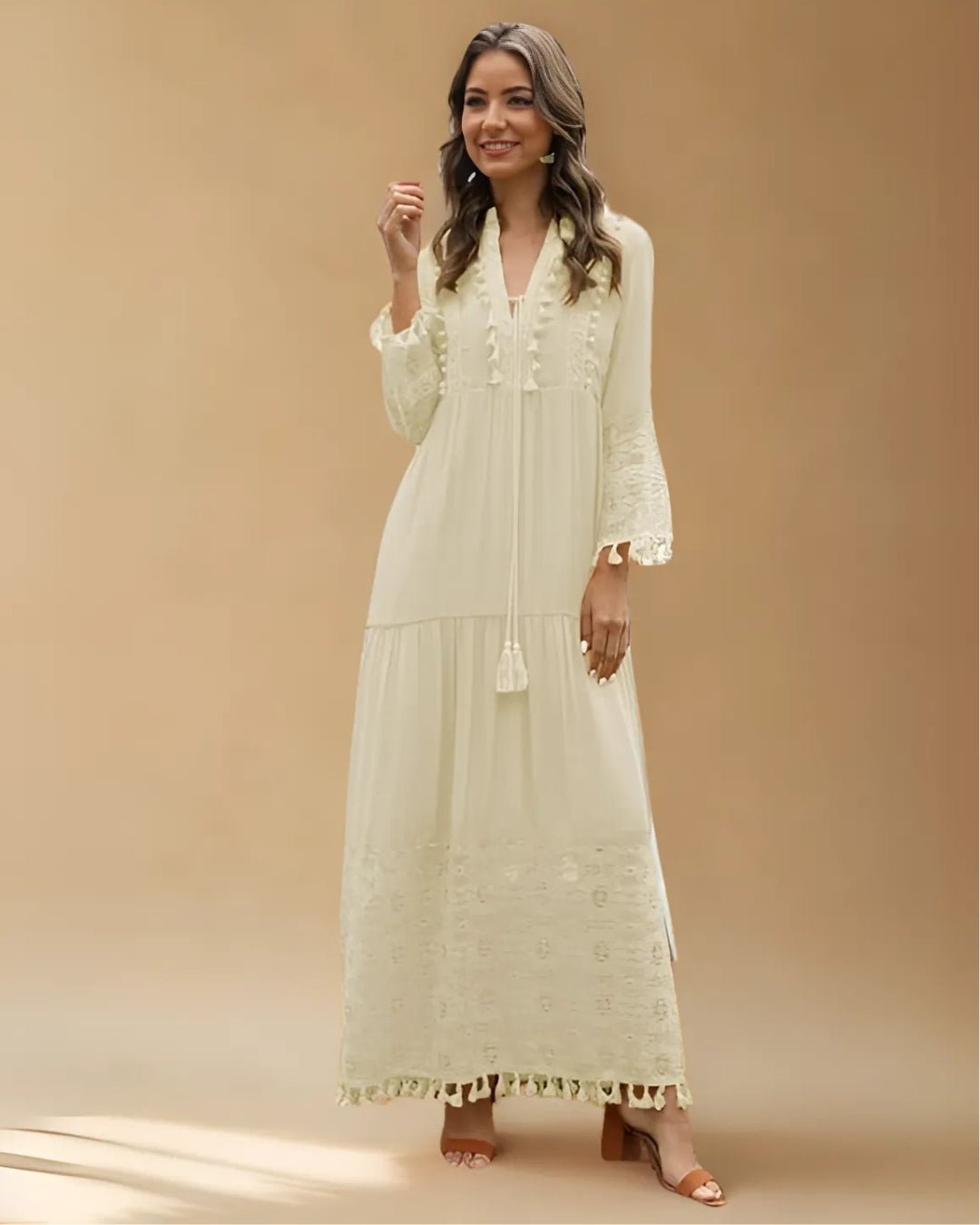 Femme portant Robe Bohème Valoria | Robe Tunique Longue Bohème Brodée