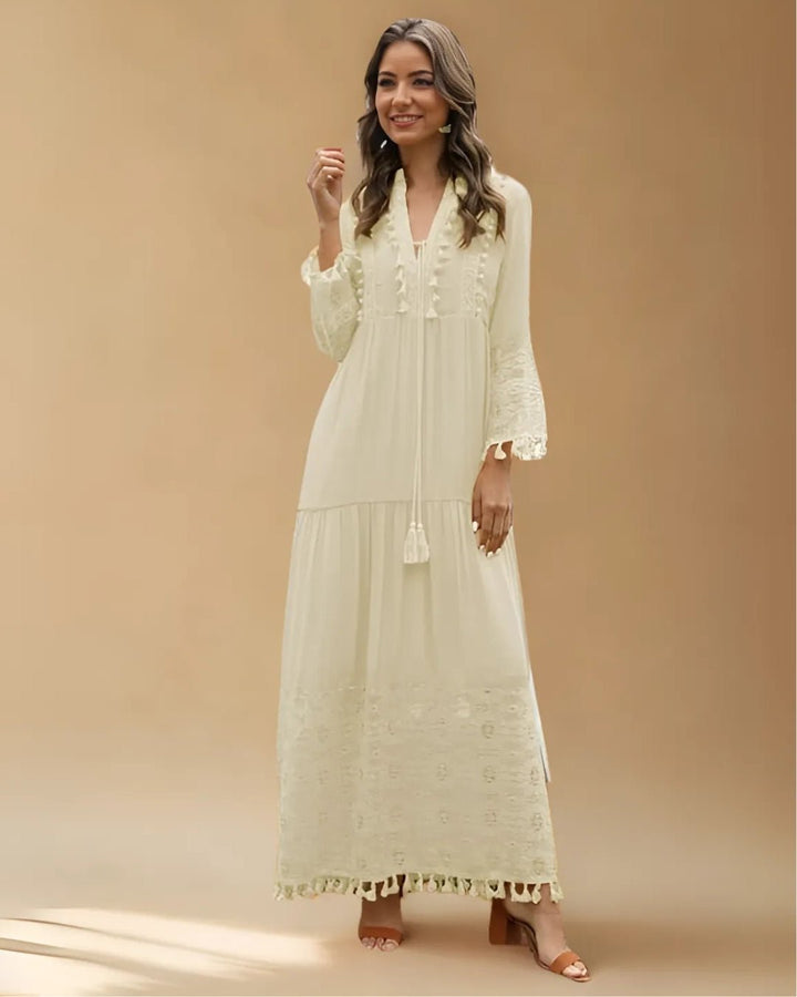 Femme portant Robe Bohème Valoria | Robe Tunique Longue Bohème Brodée