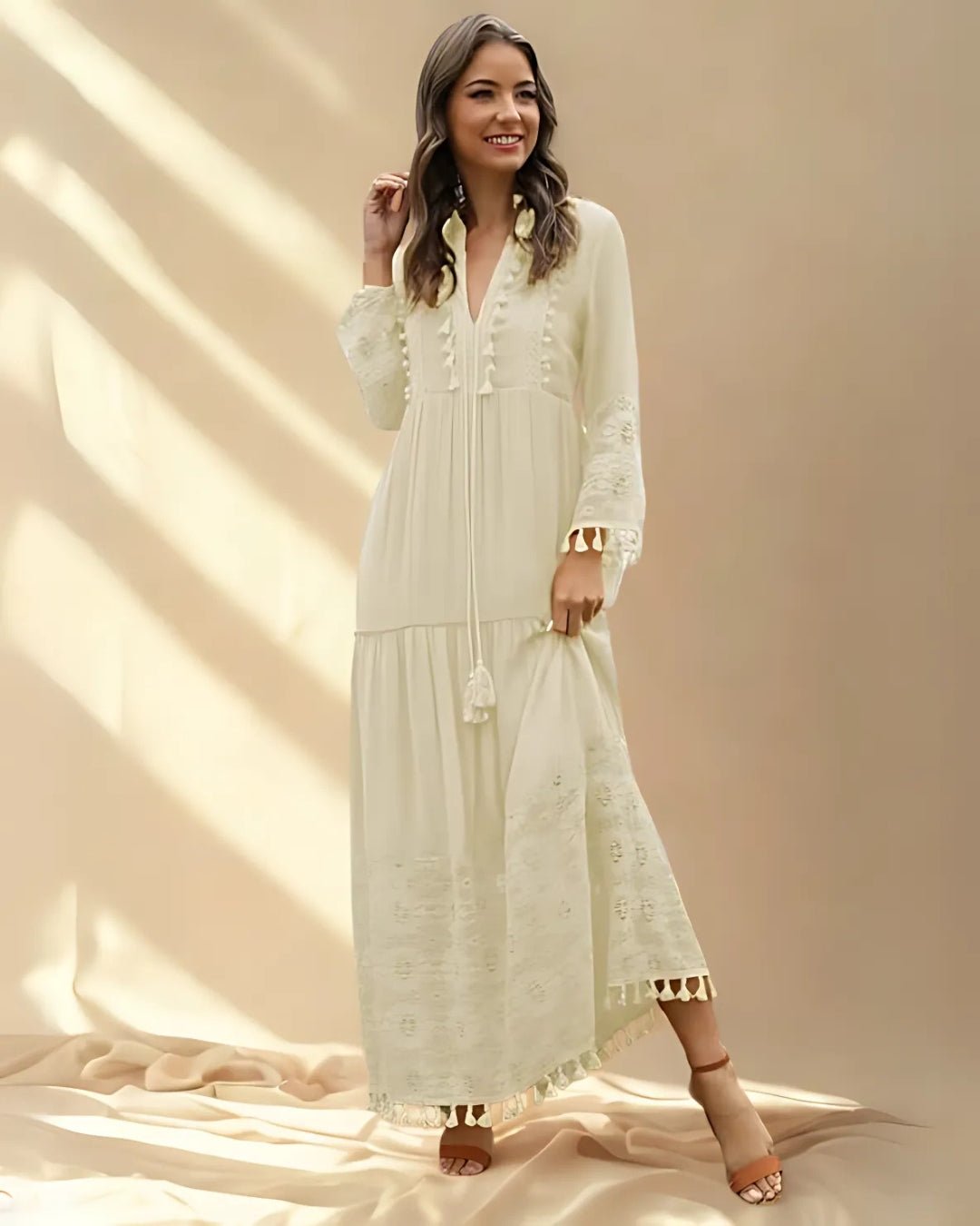 Femme portant Robe Bohème Valoria | Robe Tunique Longue Bohème Brodée