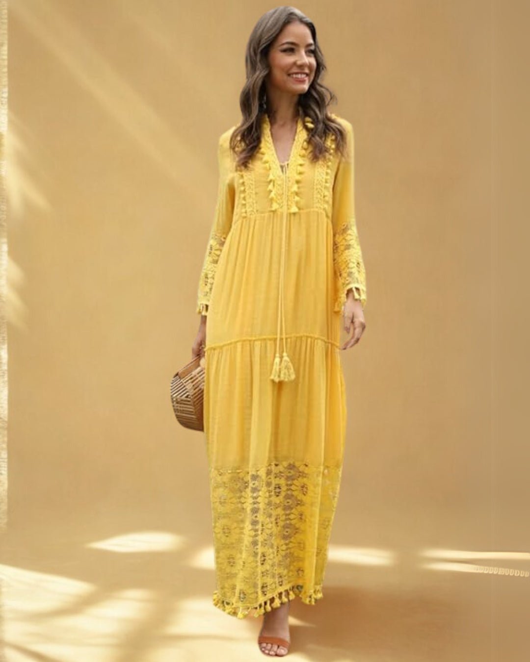 Femme portant Robe Bohème Valoria | Robe Tunique Longue Bohème Brodée