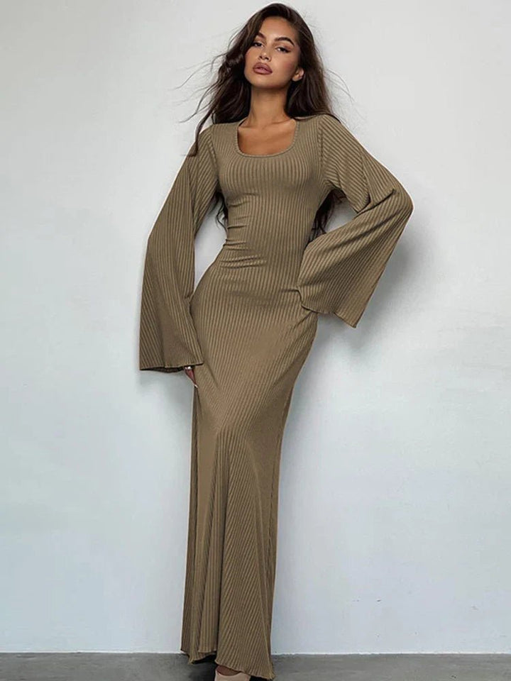 Femme portant Robes Vellara | Robe maxi côtelée unie avec manches trompettes pour femme