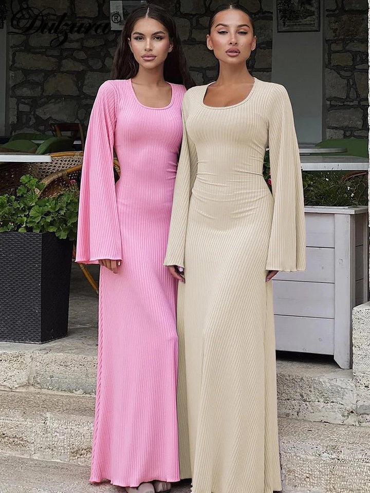 Femme portant Robes Vellara | Robe maxi côtelée unie avec manches trompettes pour femme