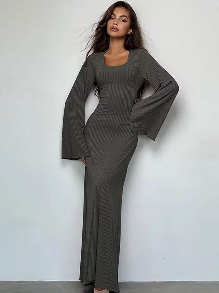 Femme portant Robes Vellara | Robe maxi côtelée unie avec manches trompettes pour femme