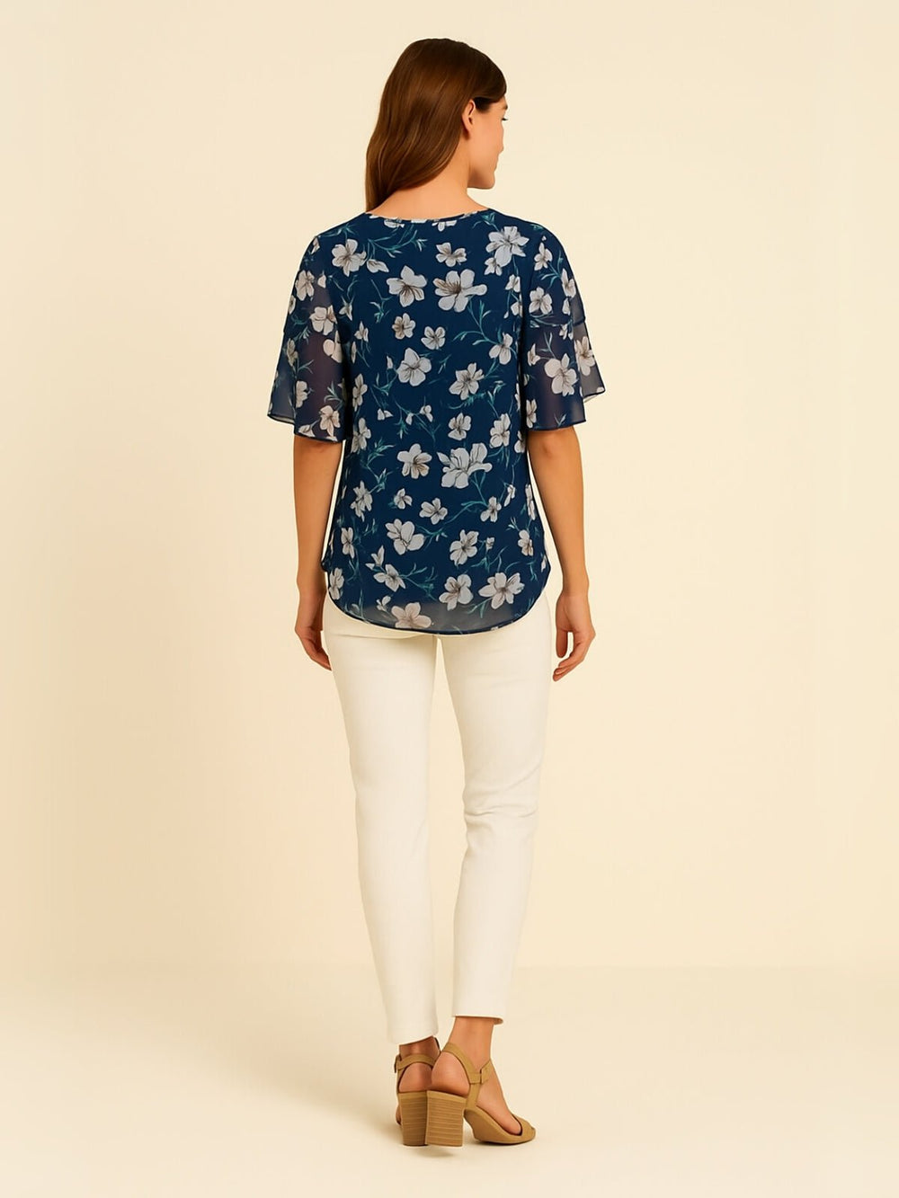 Femme portant Tunique Veylina | Tunique fleurie col V fluide