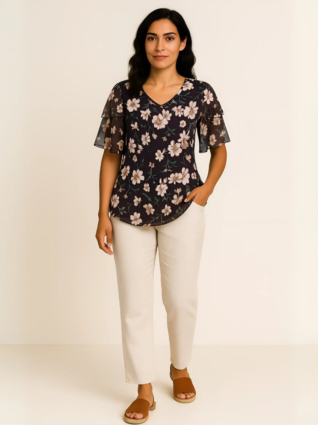 Femme portant Tunique Veylina | Tunique fleurie col V fluide