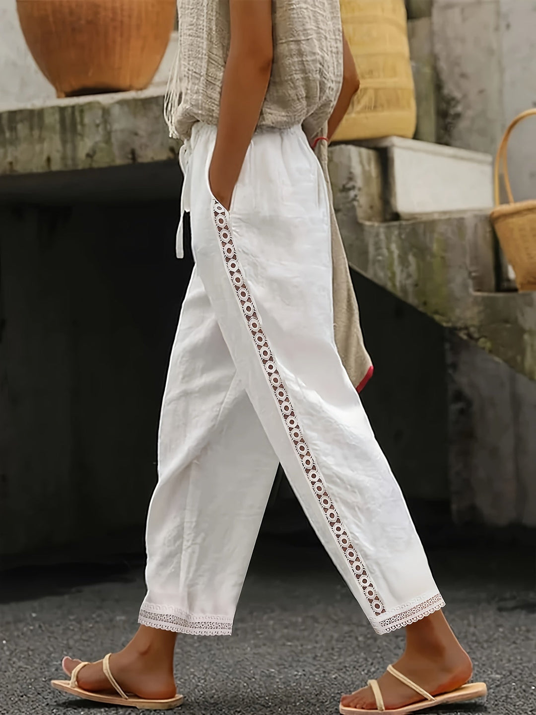 Femme portant Jean droit Yelina | Pantalon droit à dentelle latérale