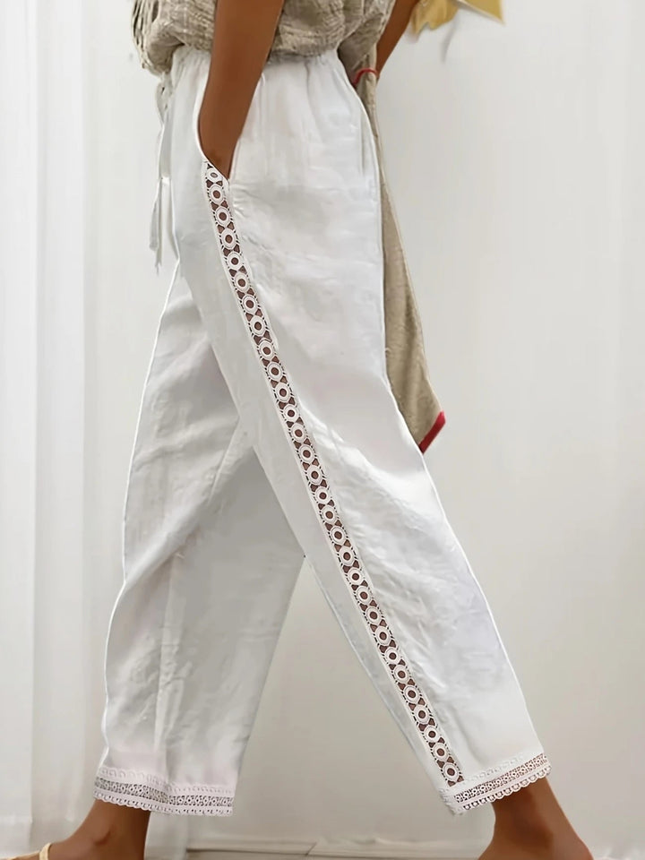 Femme portant Jean droit Yelina | Pantalon droit à dentelle latérale