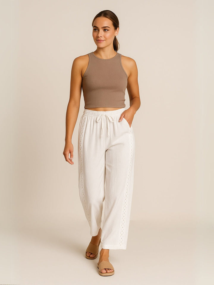 Femme portant Jean droit Yelina | Pantalon droit à dentelle latérale