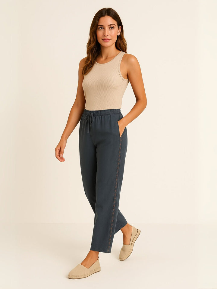 Femme portant Jean droit Yelina | Pantalon droit à dentelle latérale