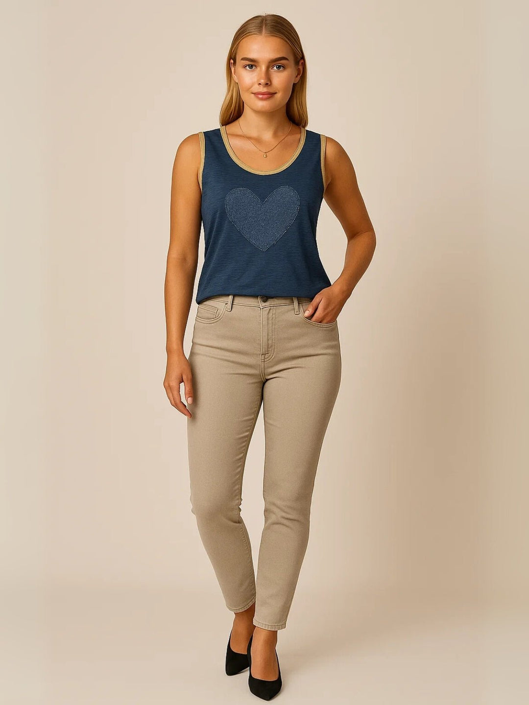 Femme portant Débardeur Ylazéa | Débardeur strass cœur chic