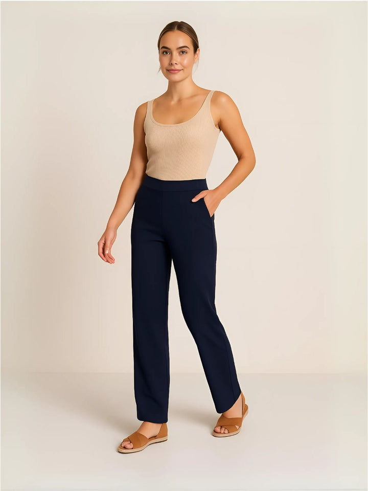 Femme portant Jean droit Ysiléa | Pantalon droit extensible noir