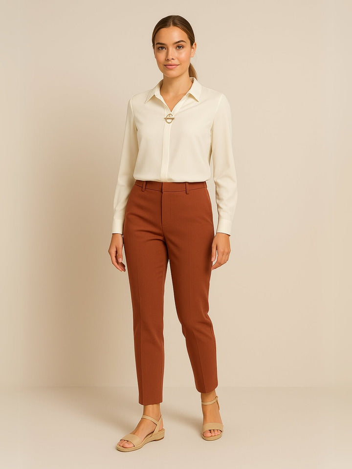 Femme portant Blouse Zaféria | Chemisier ajusté à boutons perle