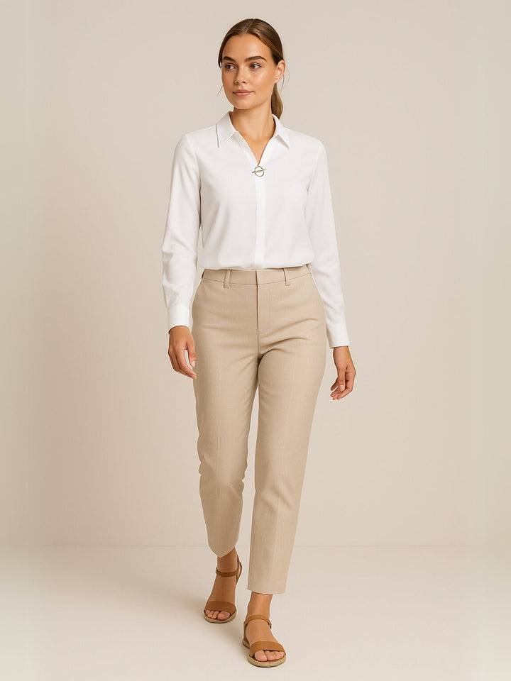 Femme portant Blouse Zaféria | Chemisier ajusté à boutons perle