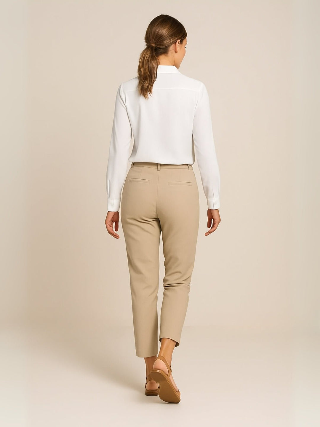 Femme portant Blouse Zaféria | Chemisier ajusté à boutons perle