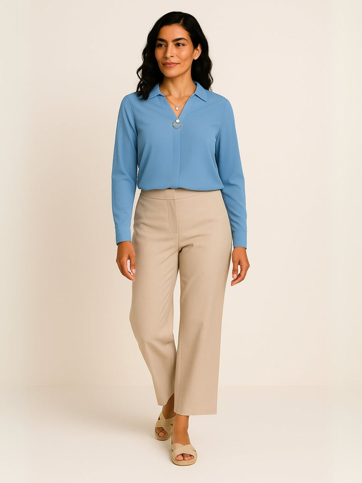 Femme portant Blouse Zaféria | Chemisier ajusté à boutons perle