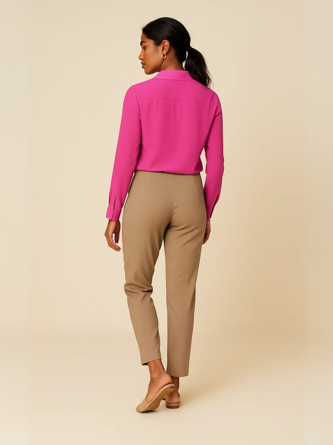 Femme portant Blouse Zaféria | Chemisier ajusté à boutons perle