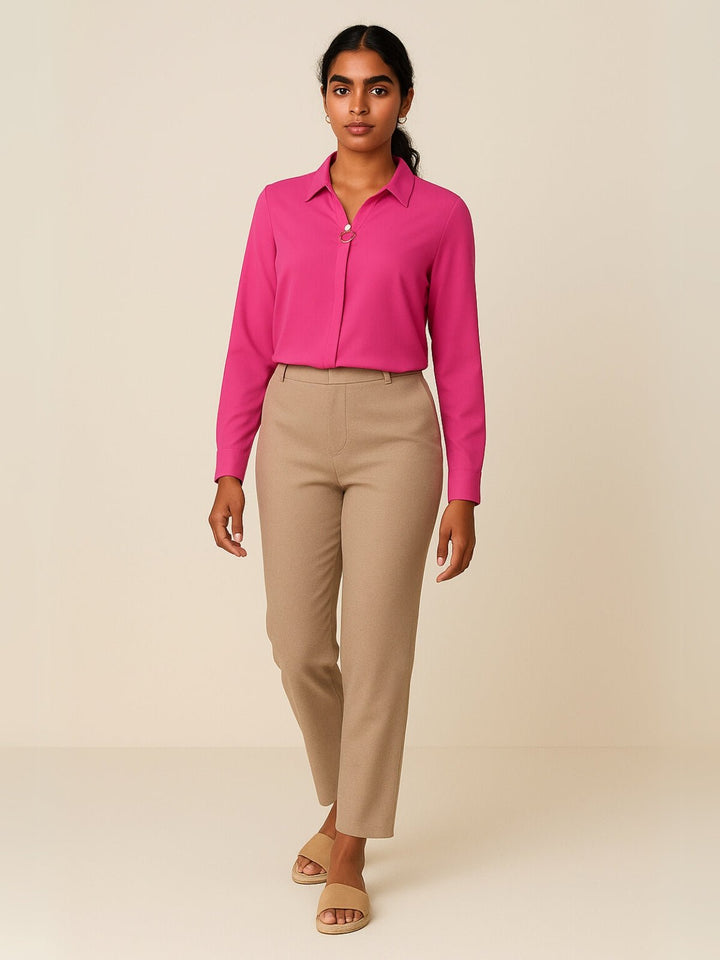 Femme portant Blouse Zaféria | Chemisier ajusté à boutons perle