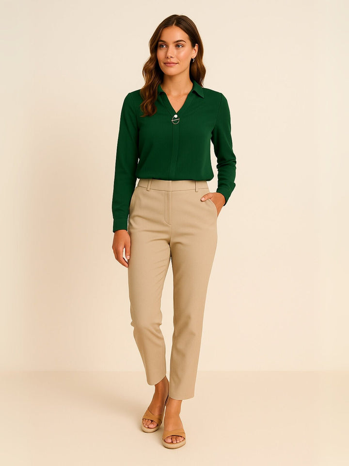 Femme portant Blouse Zaféria | Chemisier ajusté à boutons perle