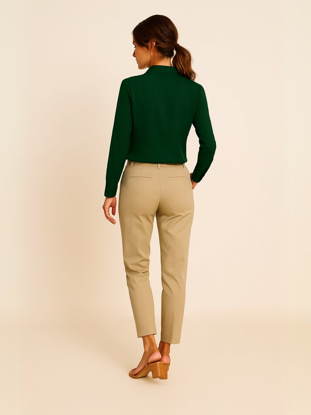Femme portant Blouse Zaféria | Chemisier ajusté à boutons perle