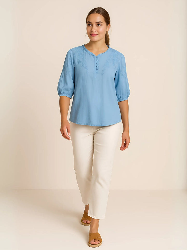 Femme portant Blouse Zandira | Blouse brodée à col ras du cou