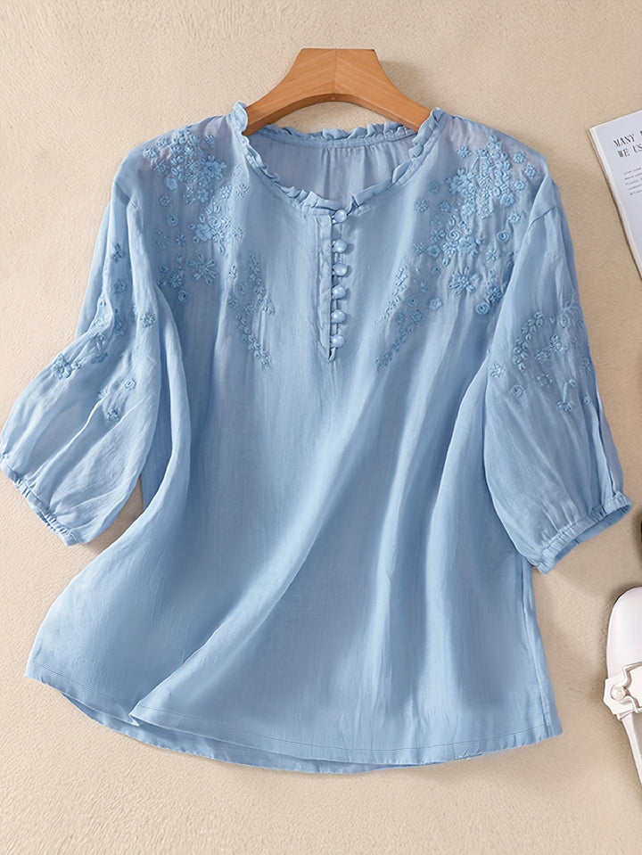 Femme portant Blouse Zandira | Blouse brodée à col ras du cou