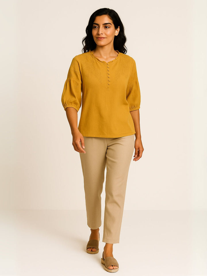 Femme portant Blouse Zandira | Blouse brodée à col ras du cou