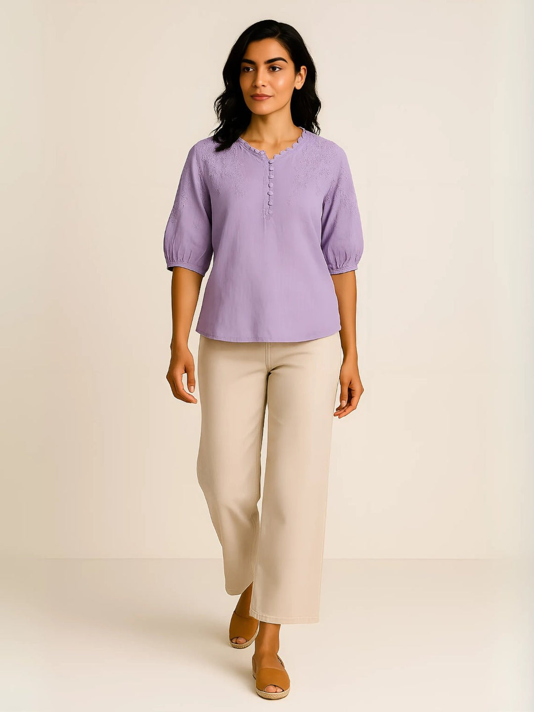 Femme portant Blouse Zandira | Blouse brodée à col ras du cou