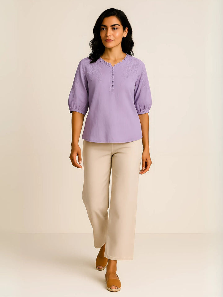 Femme portant Blouse Zandira | Blouse brodée à col ras du cou