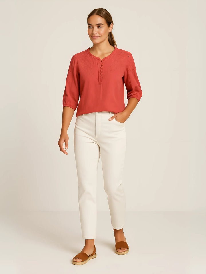 Femme portant Blouse Zandira | Blouse brodée à col ras du cou