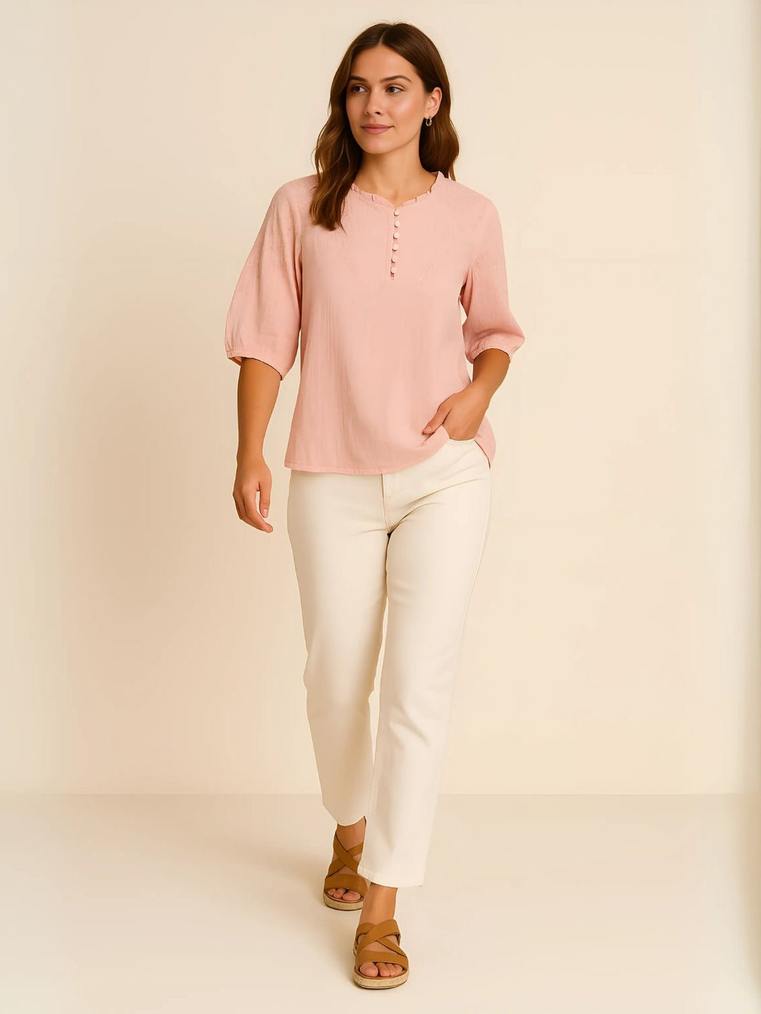 Femme portant Blouse Zandira | Blouse brodée à col ras du cou