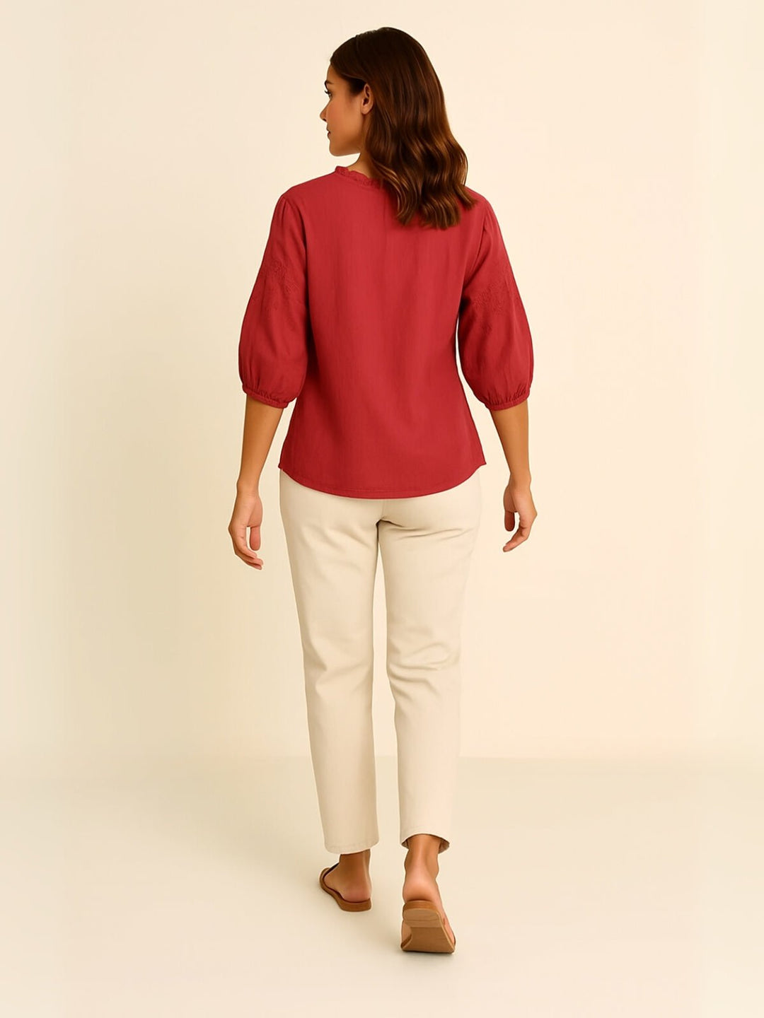 Femme portant Blouse Zandira | Blouse brodée à col ras du cou