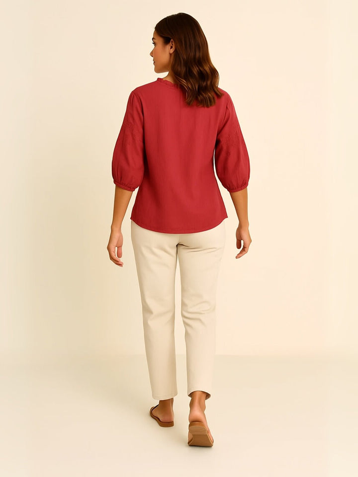 Femme portant Blouse Zandira | Blouse brodée à col ras du cou